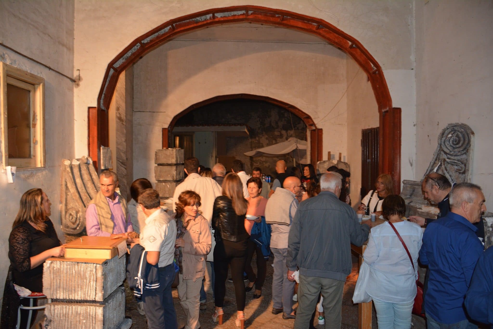 I visitatori sotto il portone di un cortile aperto per la sagra