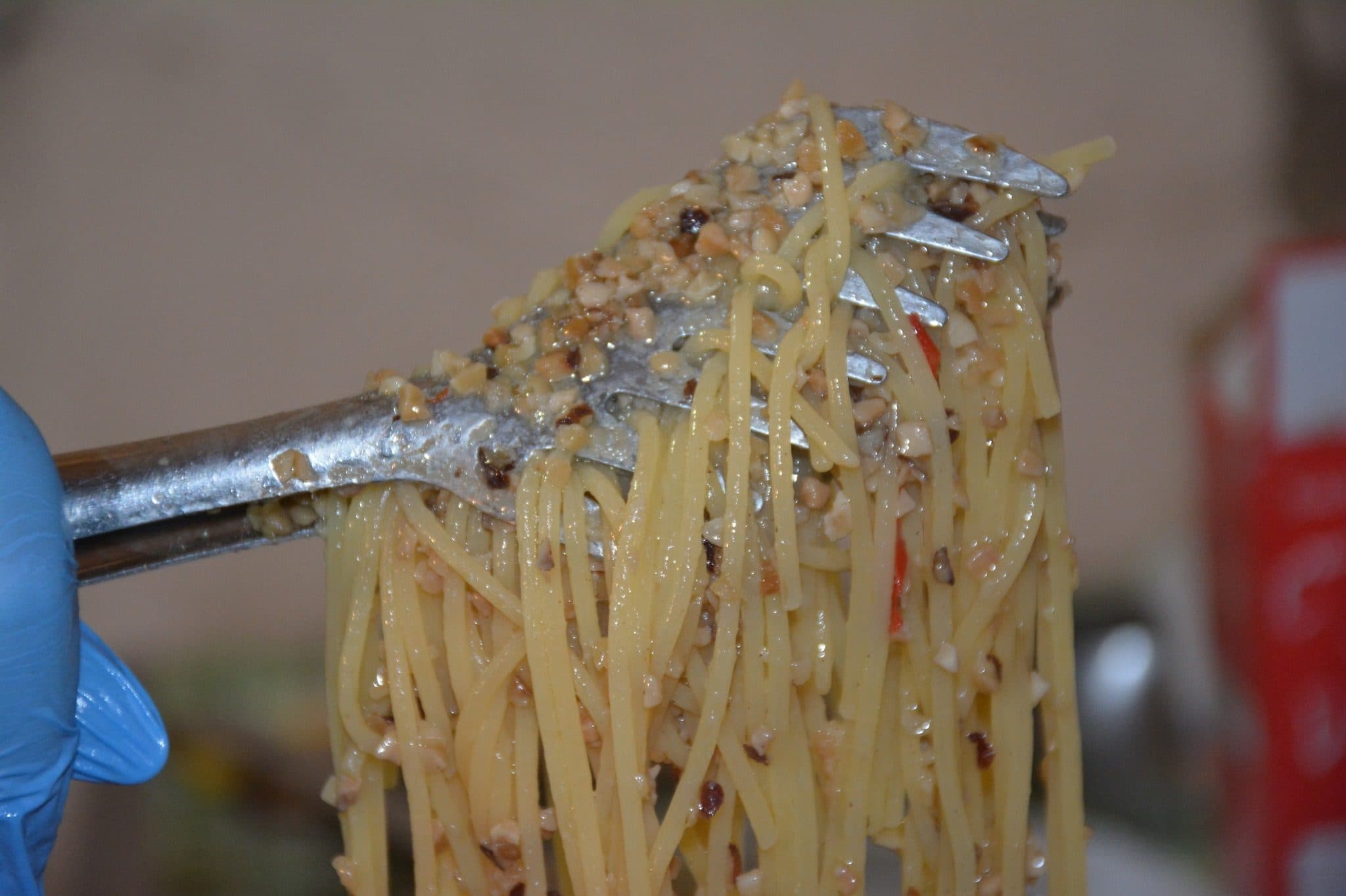Gli spaghetti con le nocciole sollevati dalla pentola a uno stand della sagra